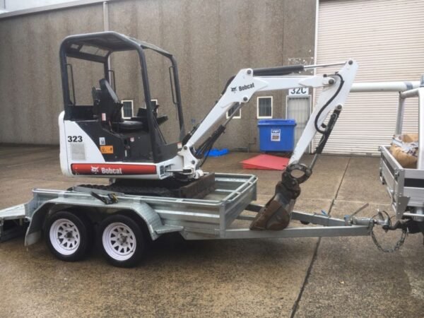 Bobcat 323 1.6T 2008, remorque à bec