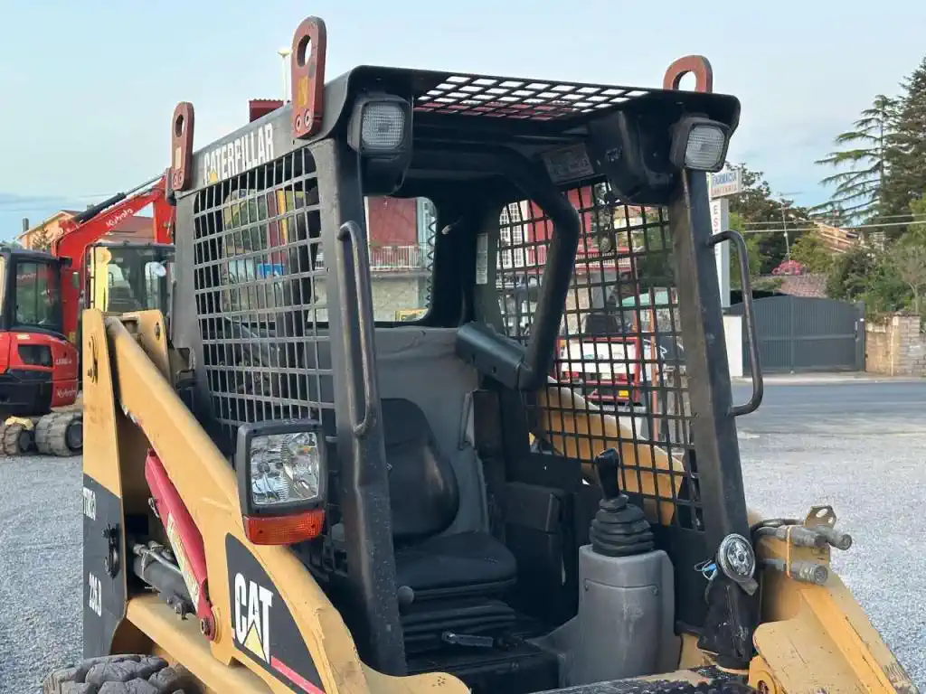 Mini Chargeuse sur Pneus – Caterpillar 226BHF – Image 6