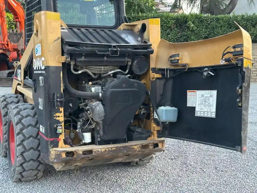 Mini Chargeuse sur Pneus – Caterpillar 226BHF – Image 8