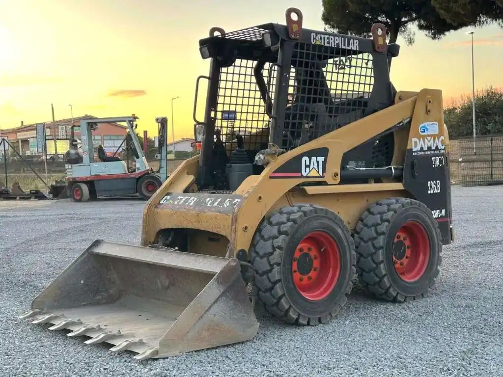 Mini Chargeuse sur Pneus – Caterpillar 226BHF – Image 4