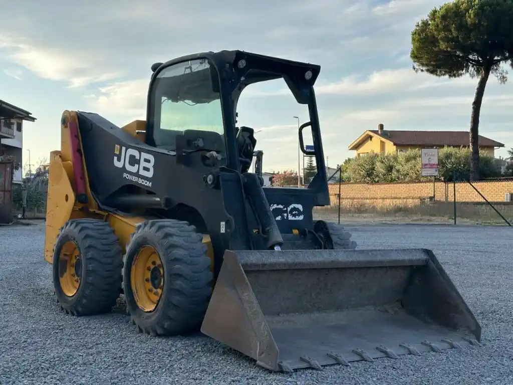 Mini chargeuse sur pneus – JCB 225 – Image 2