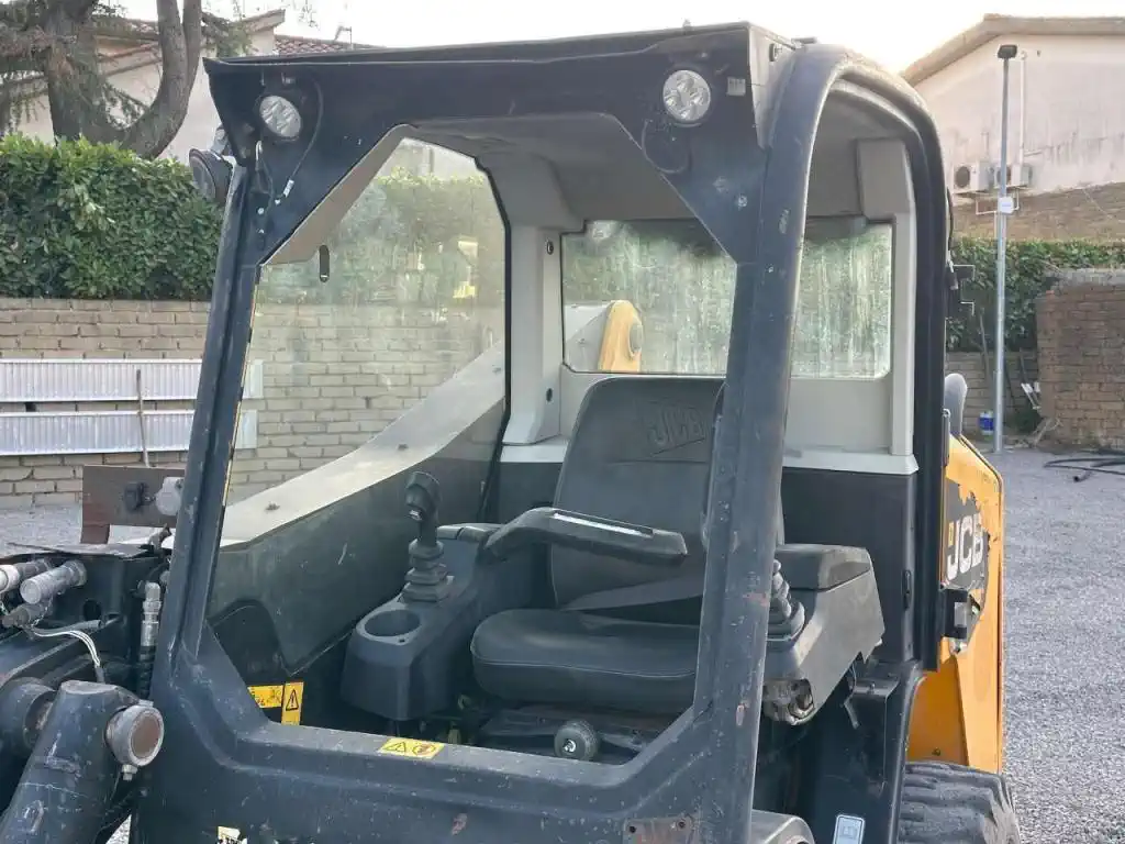 Mini chargeuse sur pneus – JCB 225 – Image 10