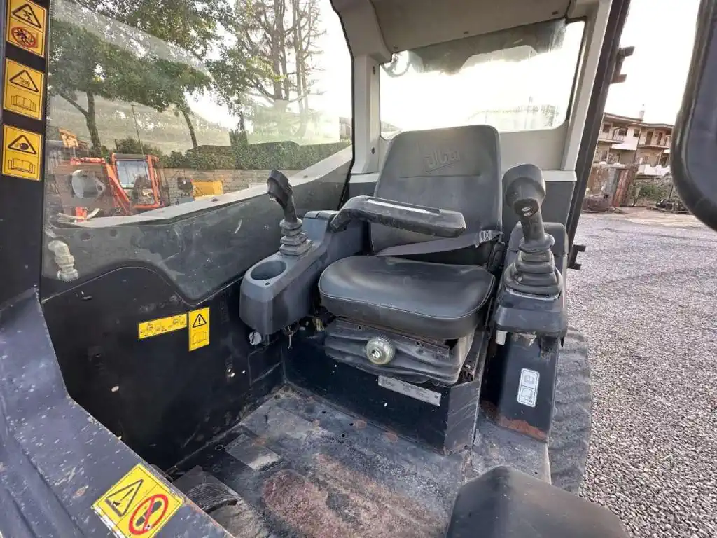 Mini chargeuse sur pneus – JCB 225 – Image 11