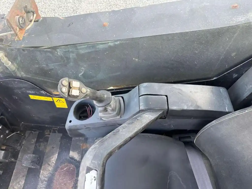 Mini chargeuse sur pneus – JCB 225 – Image 13