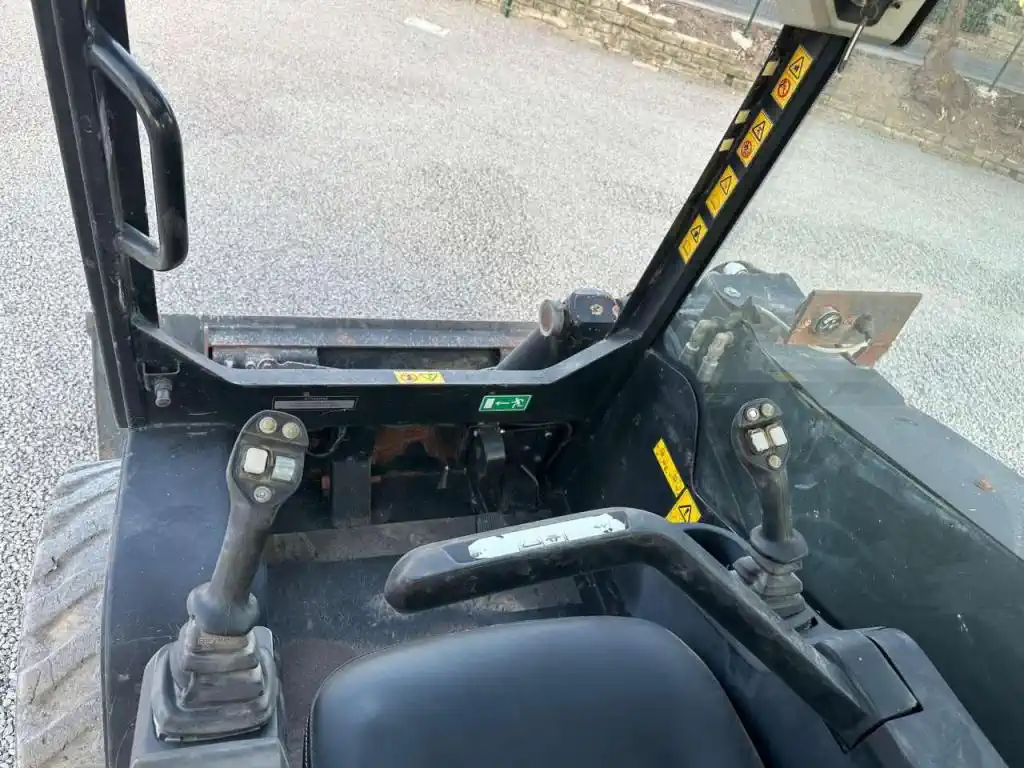 Mini chargeuse sur pneus – JCB 225 – Image 14