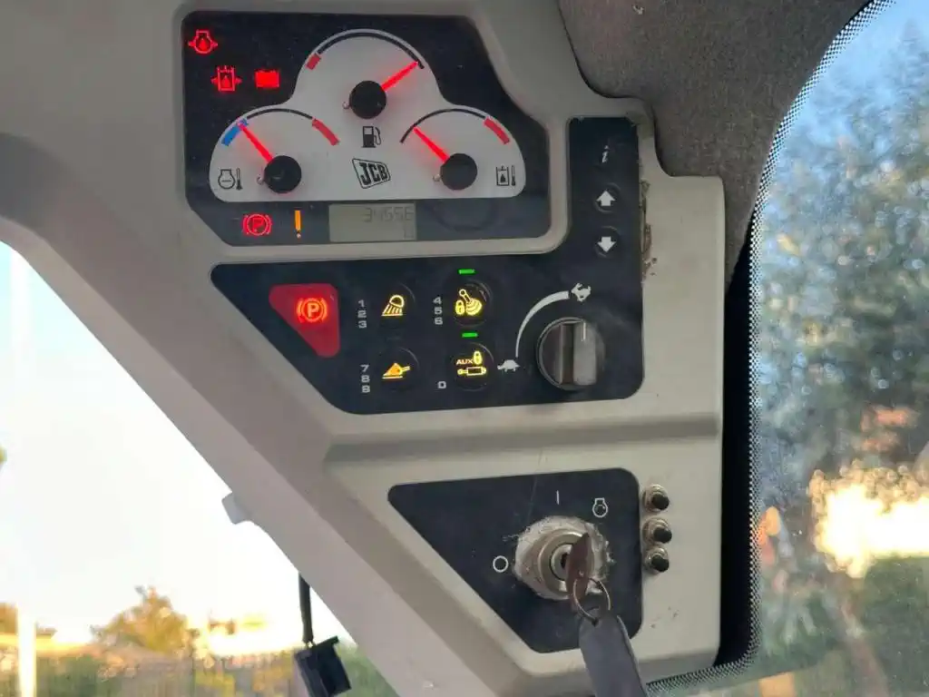Mini chargeuse sur pneus – JCB 225 – Image 15