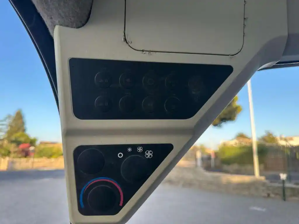 Mini chargeuse sur pneus – JCB 225 – Image 16
