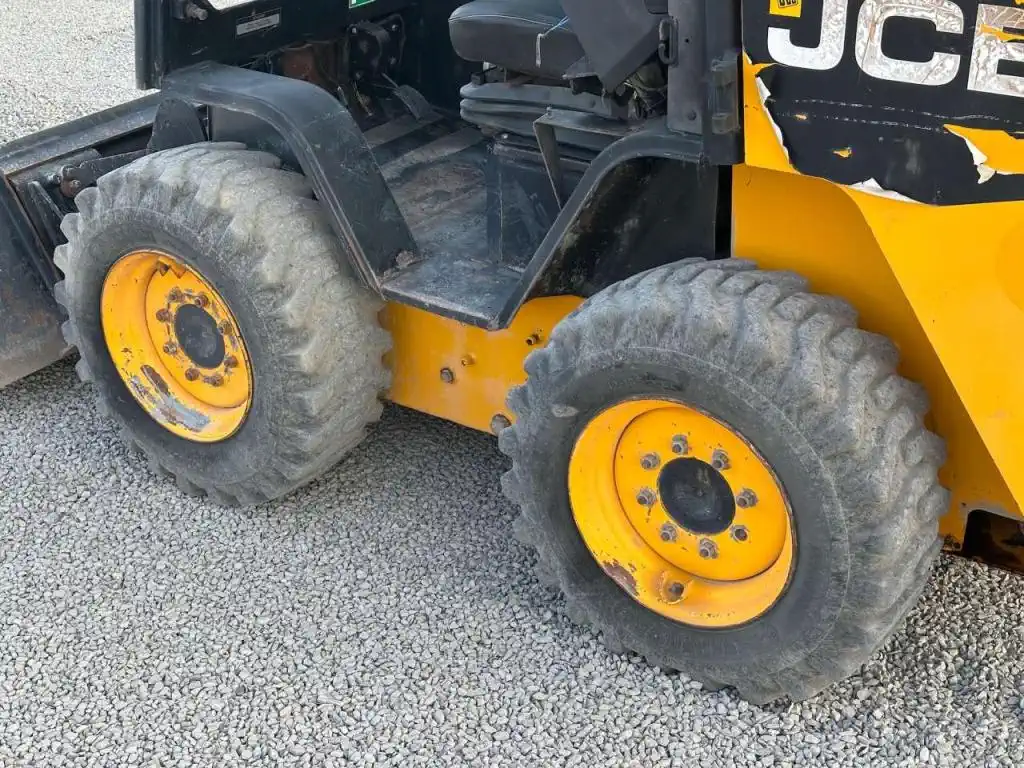 Mini chargeuse sur pneus – JCB 225 – Image 20
