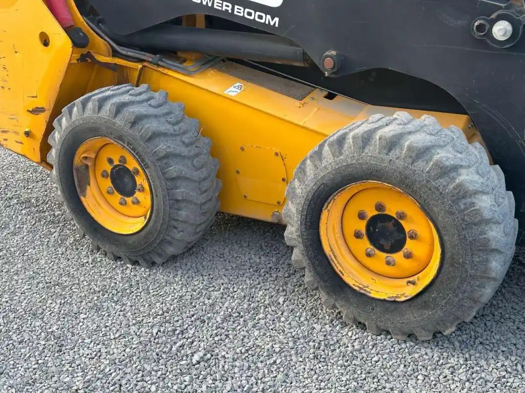 Mini chargeuse sur pneus – JCB 225 – Image 21