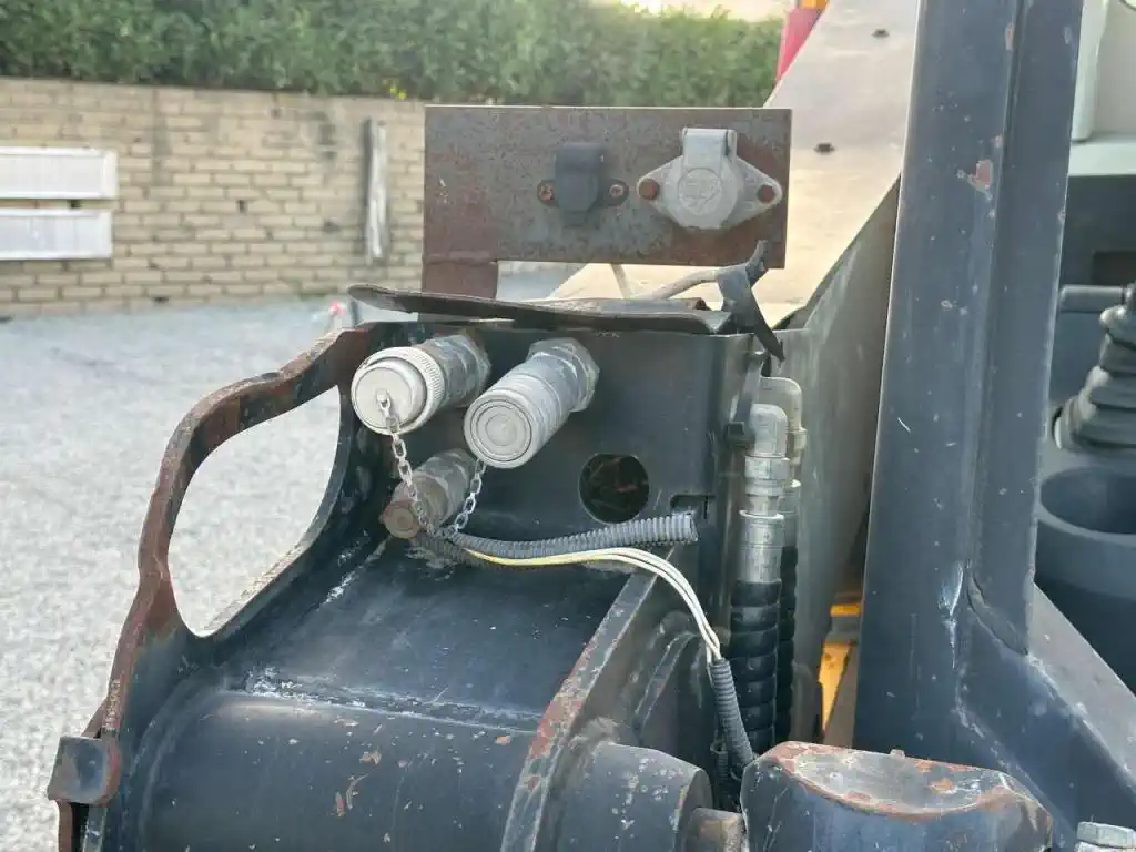 Mini chargeuse sur pneus – JCB 225 – Image 24