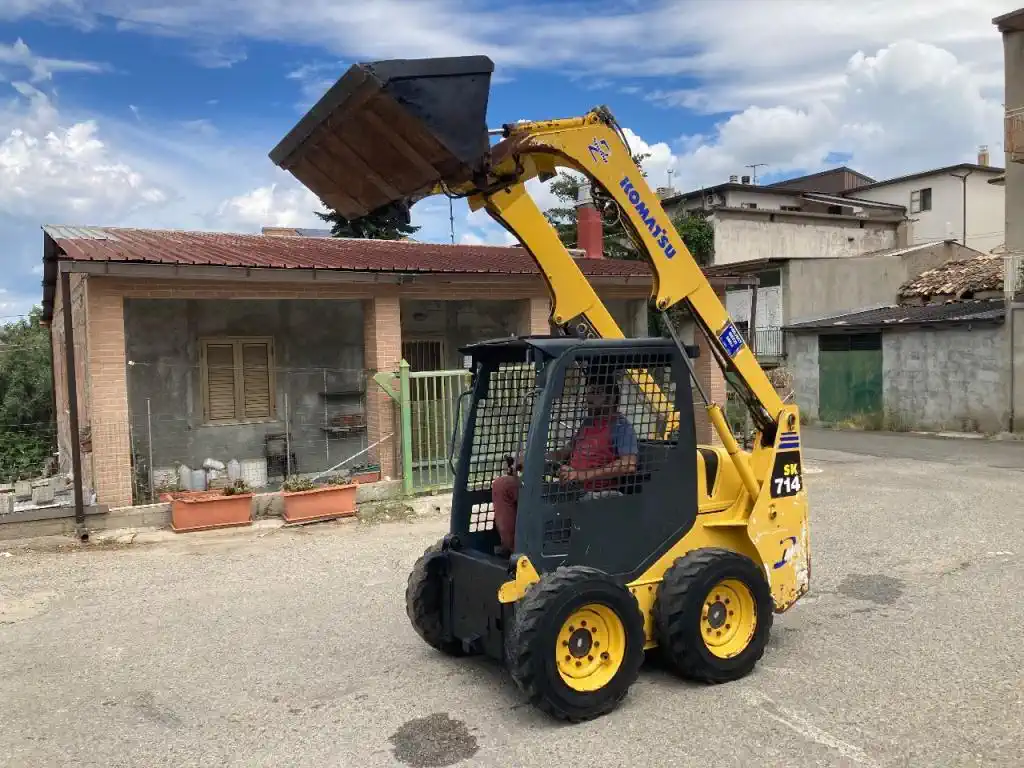 Mini chargeuse sur pneus Komatsu SK714, Année 2002 – Image 2