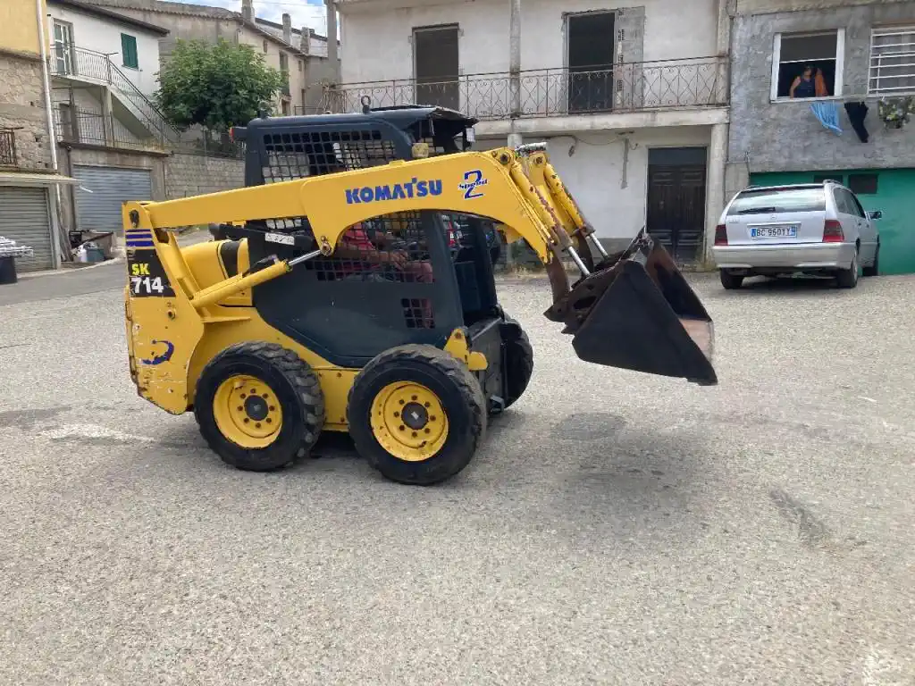 Mini chargeuse sur pneus Komatsu SK714, Année 2002 – Image 5