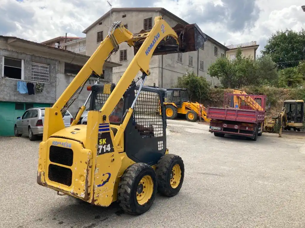 Mini chargeuse sur pneus Komatsu SK714, Année 2002 – Image 6