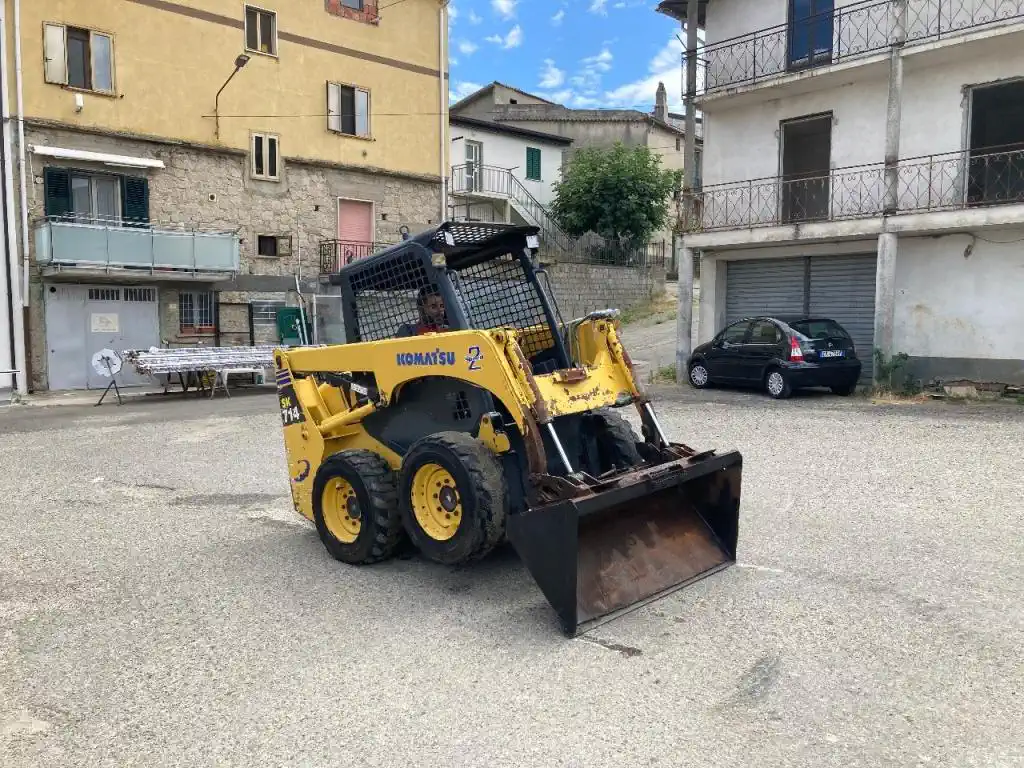 Mini chargeuse sur pneus Komatsu SK714, Année 2002 – Image 8