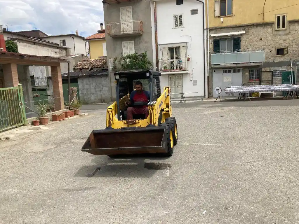 Mini chargeuse sur pneus Komatsu SK714, Année 2002 – Image 9