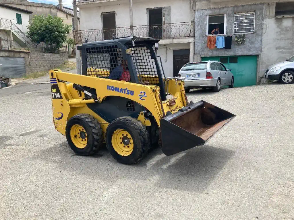 Mini chargeuse sur pneus Komatsu SK714, Année 2002 – Image 10