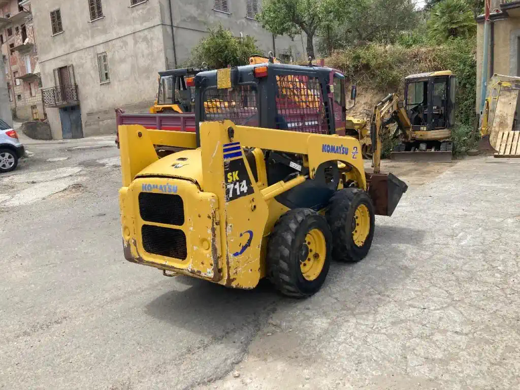 Mini chargeuse sur pneus Komatsu SK714, Année 2002 – Image 11