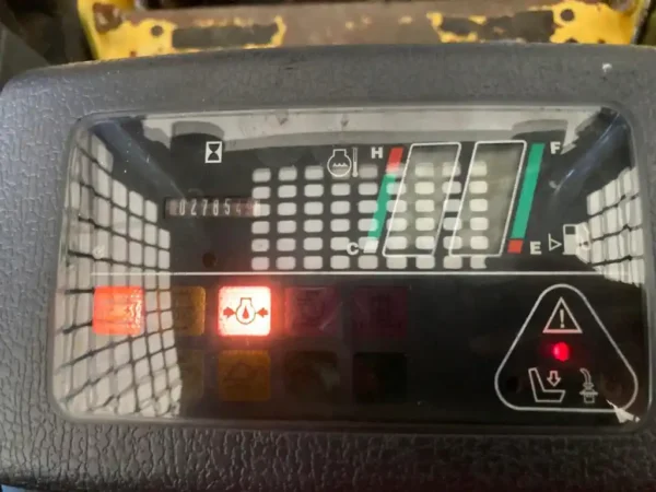 Mini chargeuse sur pneus Komatsu SK714, Année 2002 – Image 12