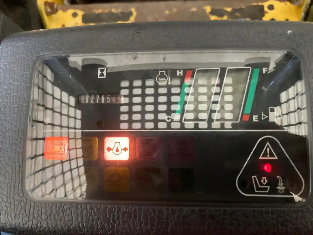 Mini chargeuse sur pneus Komatsu SK714, Année 2002 – Image 12