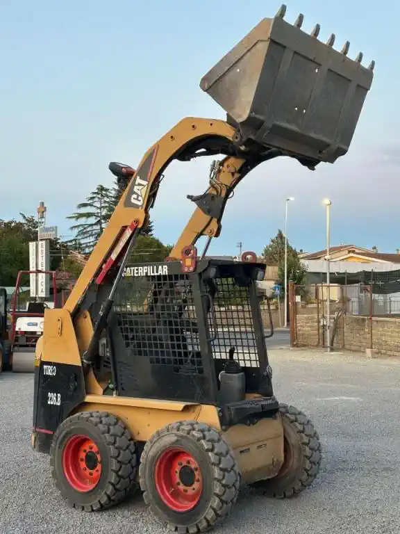 Mini Chargeuse sur Pneus – Caterpillar 226BHF