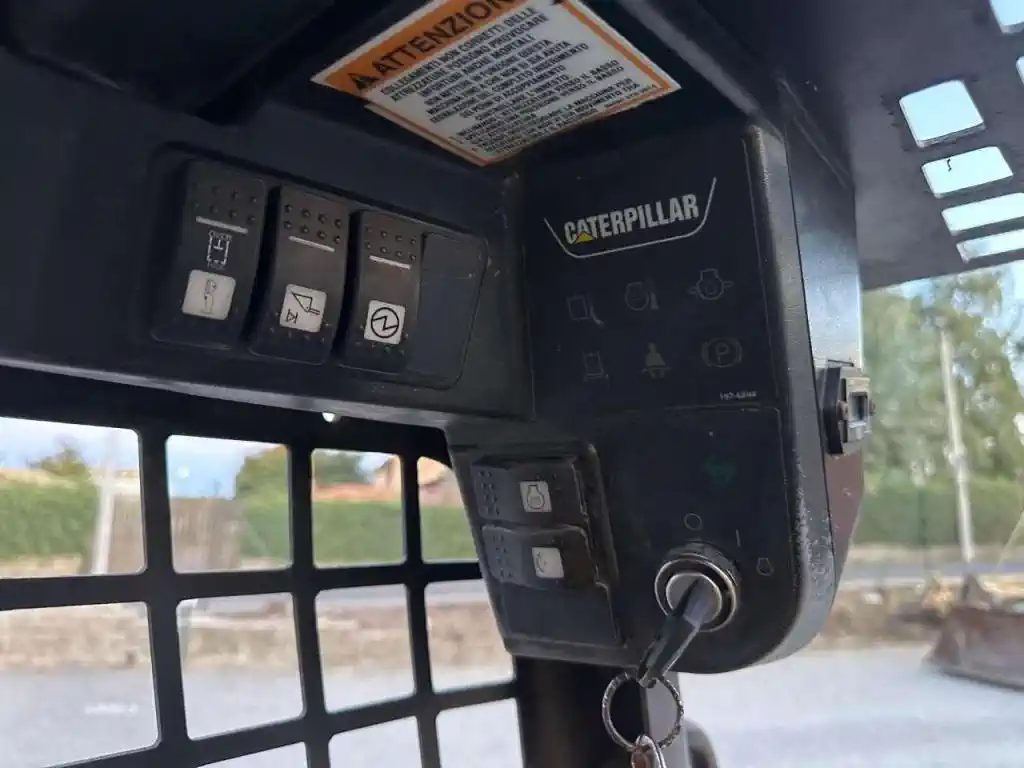 Mini Chargeuse sur Pneus – Caterpillar 226BHF – Image 15